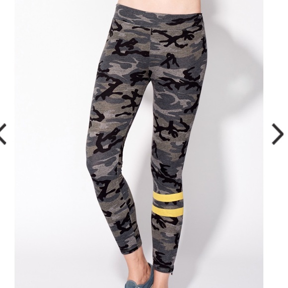 Sundry Pants - Sundry Women’s Camo Yoga Pants with Zippers At Ankles Size 3 (Large)